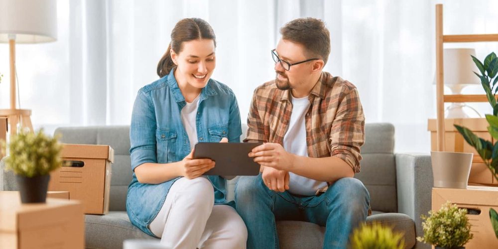 couple-are-moving-to-new-apartment-2022-01-19-20-13-19-utc-min.jpg